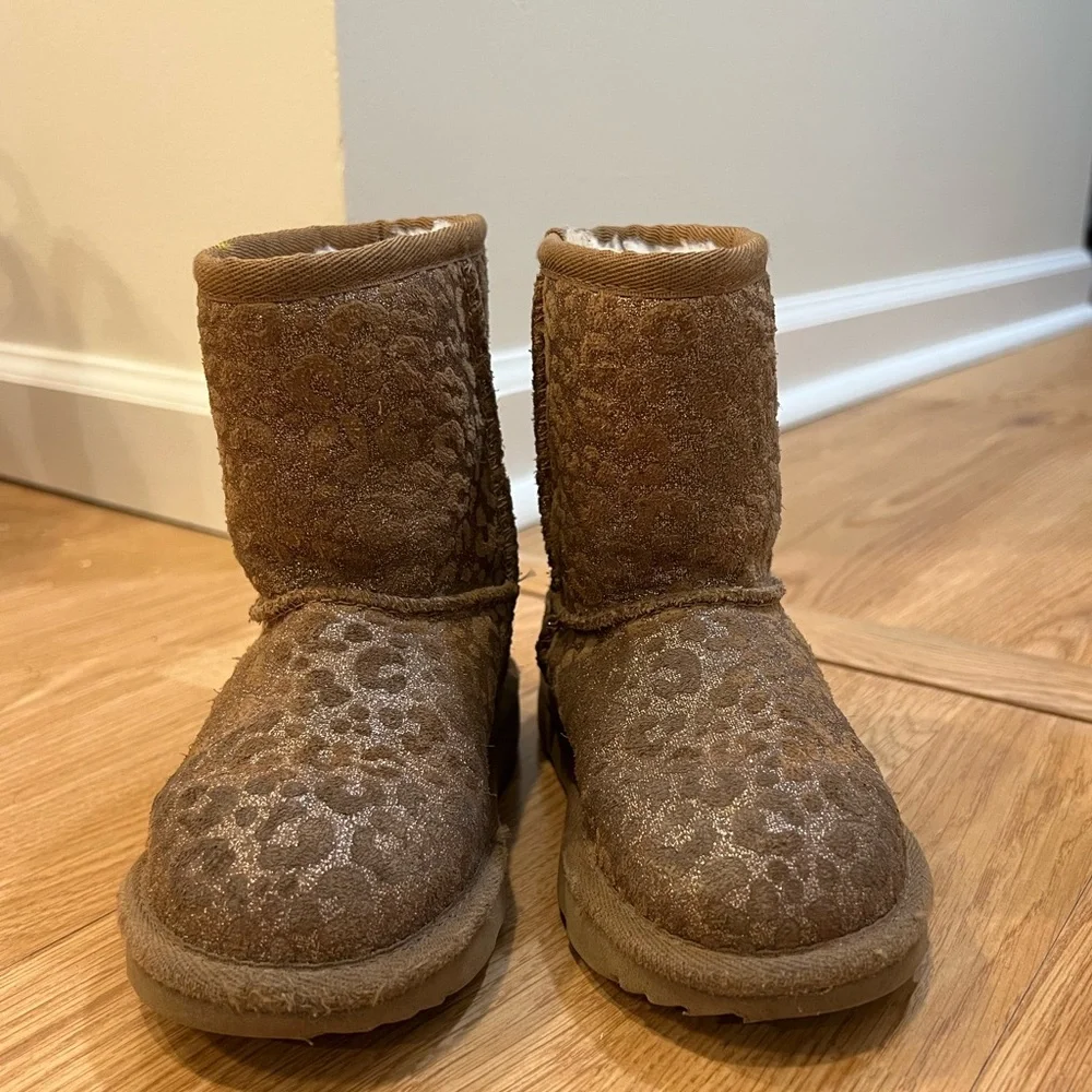Toddler size 10 UGGS 🐆 - Picture 3 of 3